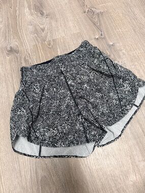 Lululemon Track That Mid Rise Lined Shorts 5” Black and White
